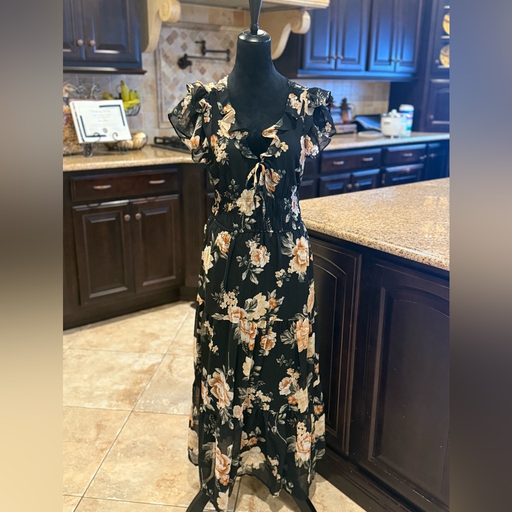 Francesca's Collections Black and Cream Floral Maxi Dress